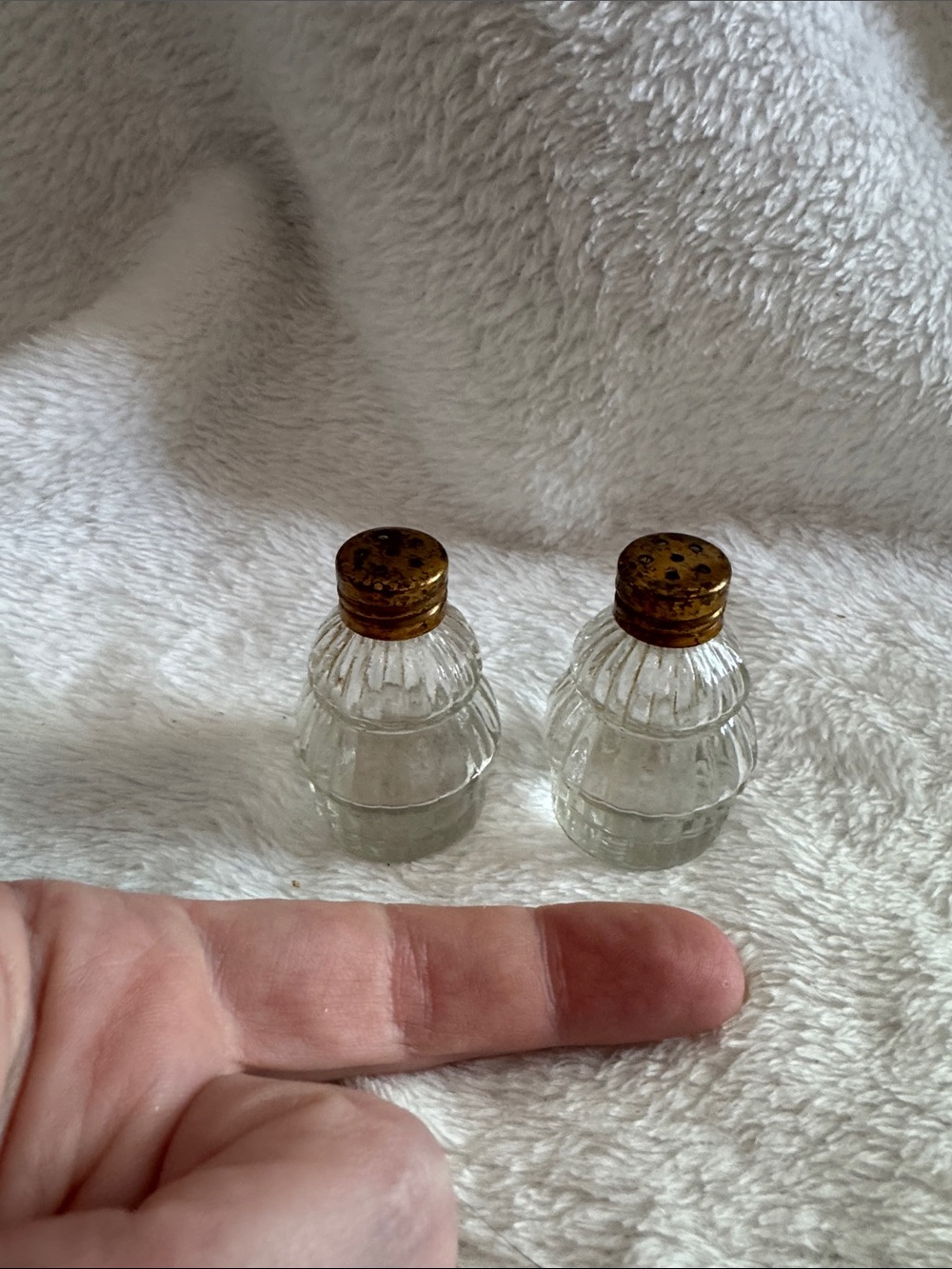 Federal Glass Mini Salt & Pepper Shakers Clear Tiered Ribbed Gold Lids Shield F
